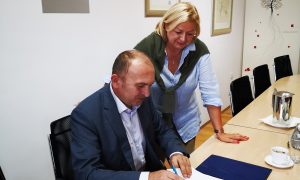 Podpis sporazuma o sodelovanju z AZVO (na sliki direktor NAKVIS dr. Franci Demšar in ravnateljica AZVO dr. sc. Jasmina Havranek)