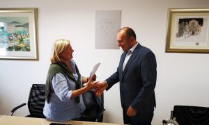 Podpis sporazuma o sodelovanju z AZVO (na sliki ravnateljica AZVO dr. sc. Jasmina Havranek in direktor NAKVIS dr. Franci Demšar)